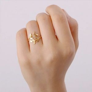 “Absolutely Di-vine” Climbing Cute Leaf Plant Ring